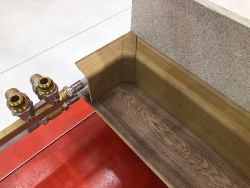 Как использовать плинтусы для маскировки труб отопления. Как производить монтаж труб в плинтусах. Показываю весь процесс