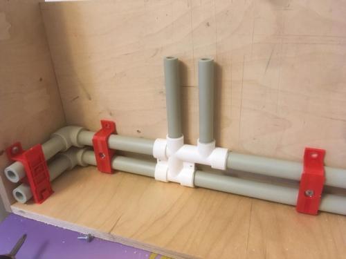 Как использовать плинтусы для маскировки труб отопления. Как производить монтаж труб в плинтусах. Показываю весь процесс